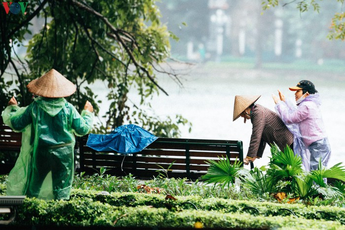 Đây là tuần thứ hai ứng phó với dịch kể từ khi ghi nhận ca bệnh dương tính với SAR-CoV-2 đầu tiên của thủ đô ngày 6/3 ở phố Trúc Bạch.