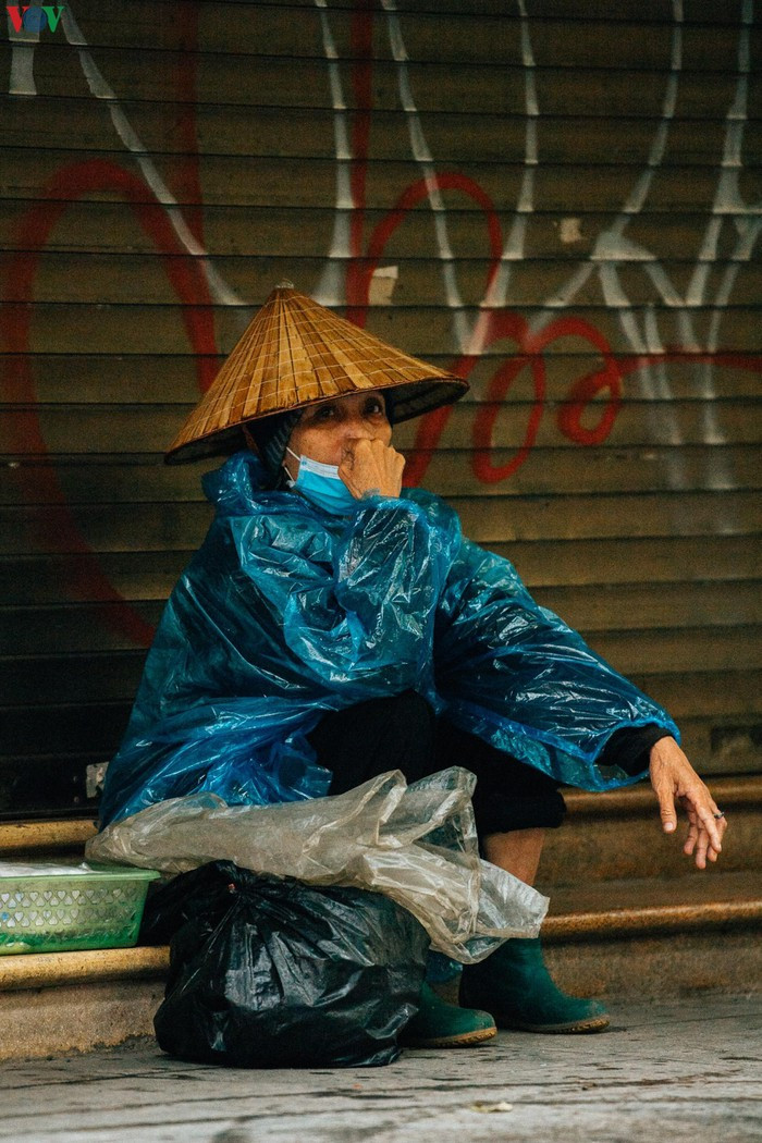 Tình hình dịch Covid-19 trở nên phức tạp khiến đời sống người dân gặp nhiều khó khăn với gánh nặng "cơm áo gạo tiền".