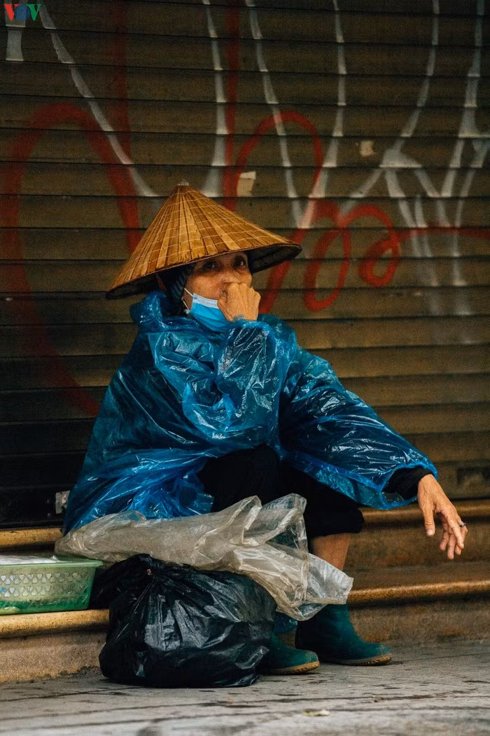 Tình hình dịch Covid-19 trở nên phức tạp khiến đời sống người dân gặp nhiều khó khăn với gánh nặng "cơm áo gạo tiền".