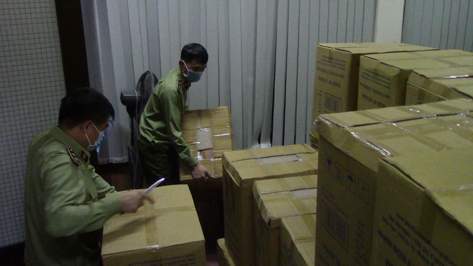 Các thùng khẩu trang được phát hiện và tạm giữ.