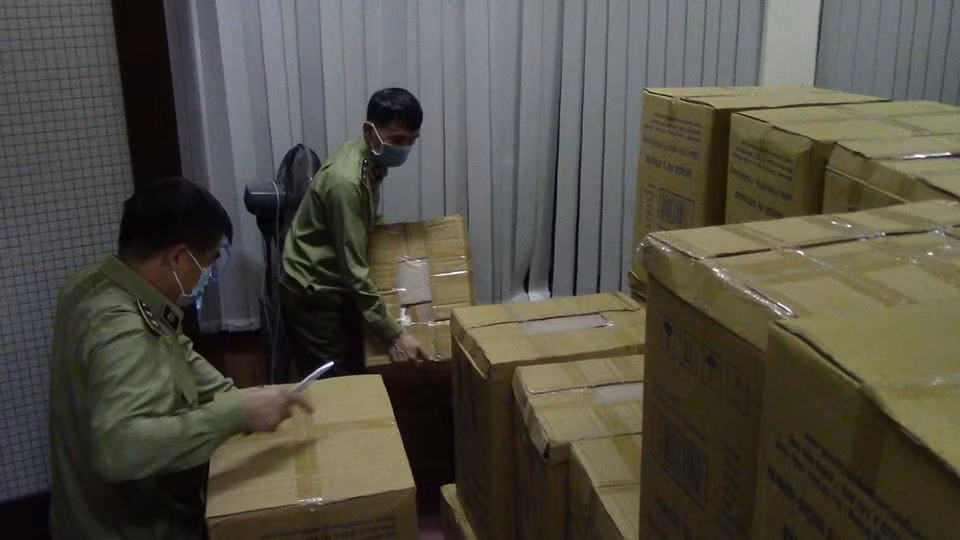 Các thùng khẩu trang được phát hiện và tạm giữ.