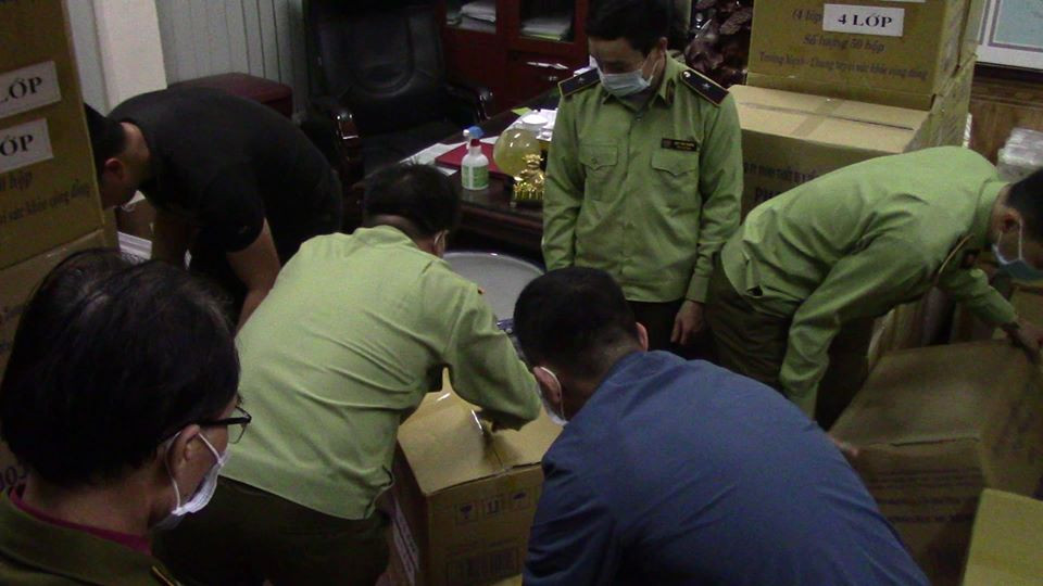 Có 200 thùng khẩu trang với 7.500 chiếc ghi nhãn là khẩu trang 4 lớp, còn lại ghi nhãn khẩu trang kháng khuẩn.