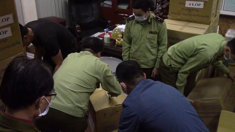 Có 200 thùng khẩu trang với 7.500 chiếc ghi nhãn là khẩu trang 4 lớp, còn lại ghi nhãn khẩu trang kháng khuẩn.