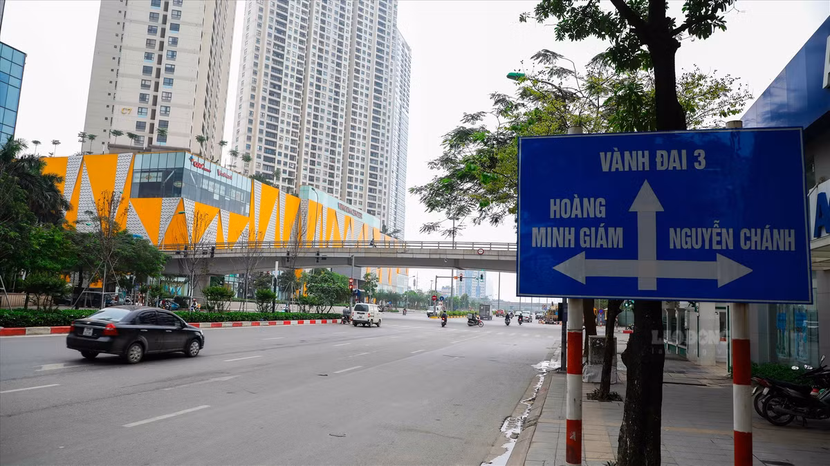 Nút giao Hoàng Minh Giám - Trần Duy Hưng - Nguyễn Chánh cũng thưa thớt xe cộ.