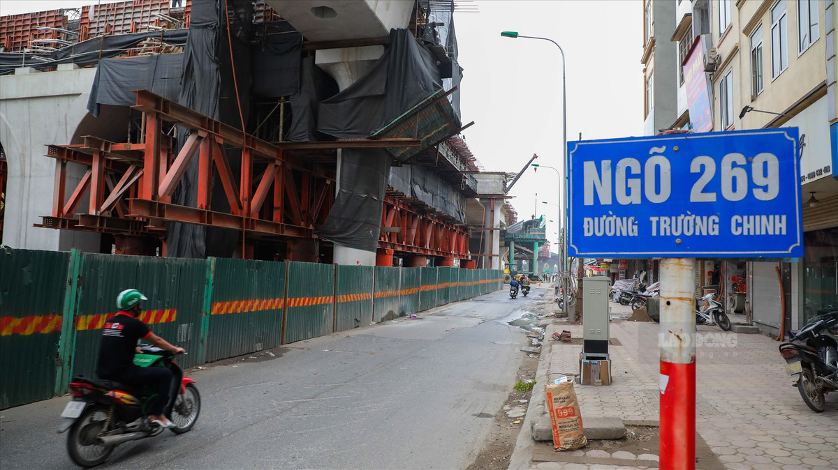 Trường Chinh - con đường luôn gây "ám ảnh" cho những người tham gia giao thông cũng vắng lặng. Tiếng còi xe réo từng hồi không còn xuất hiện trong những ngày này.