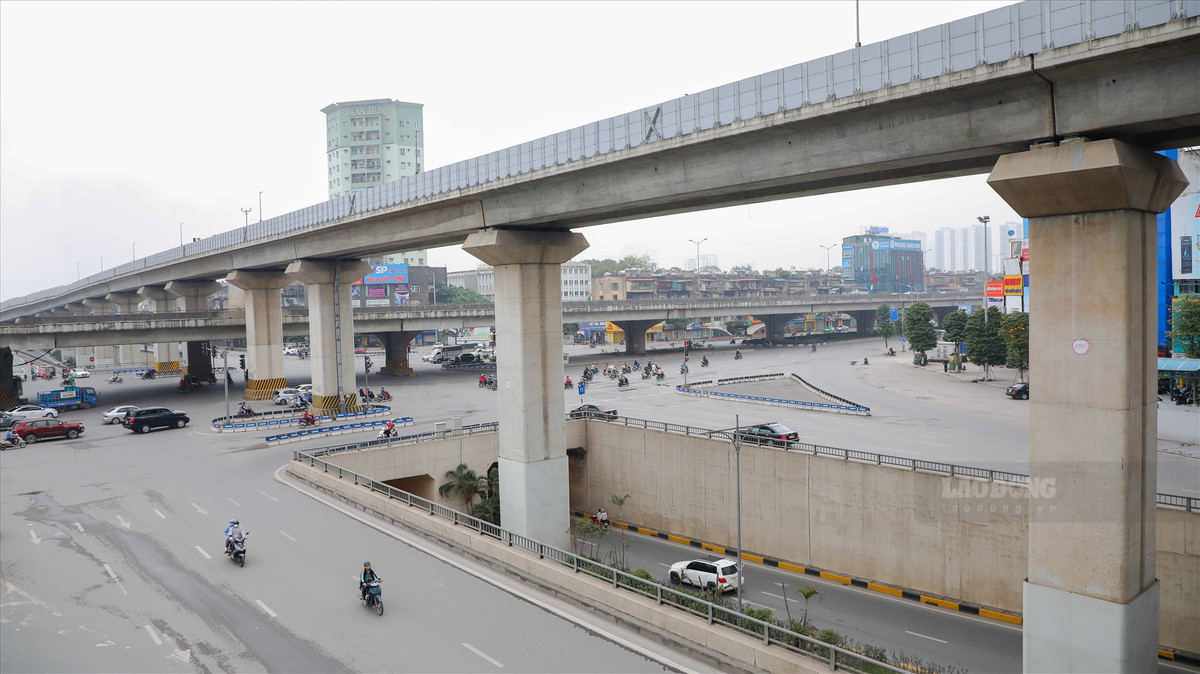 Nút giao Nguyễn Trãi - Khuất Duy Tiến thưa thớt người qua lại.