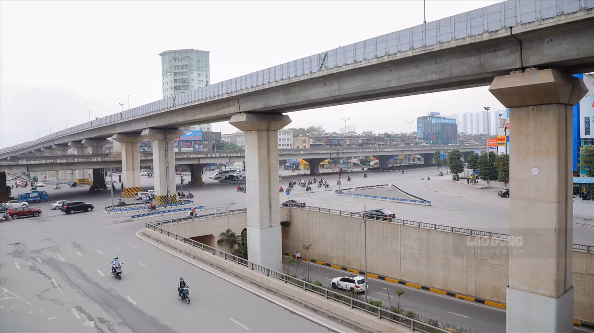 Nút giao Nguyễn Trãi - Khuất Duy Tiến thưa thớt người qua lại.