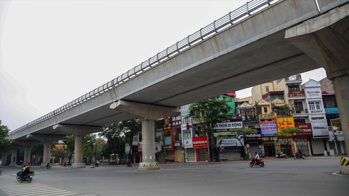 Ngã tư Xuân Thuỷ - Cầu Giấy địa điểm "nổi tiếng" là nơi thường xuyên xảy ra tắc đường thì nay cũng vắng vẻ, yên ắng.