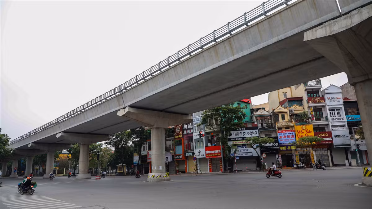 Ngã tư Xuân Thuỷ - Cầu Giấy địa điểm "nổi tiếng" là nơi thường xuyên xảy ra tắc đường thì nay cũng vắng vẻ, yên ắng.