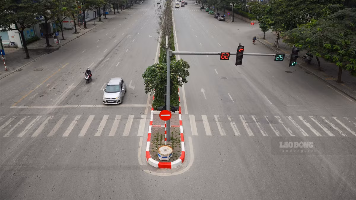 Người dân Hà Nội chấp hành chỉ thị của Thủ tướng về việc ở trong nhà, trừ trường hợp thực sự cần thiết mới ra ngoài, không tụ tập đông người