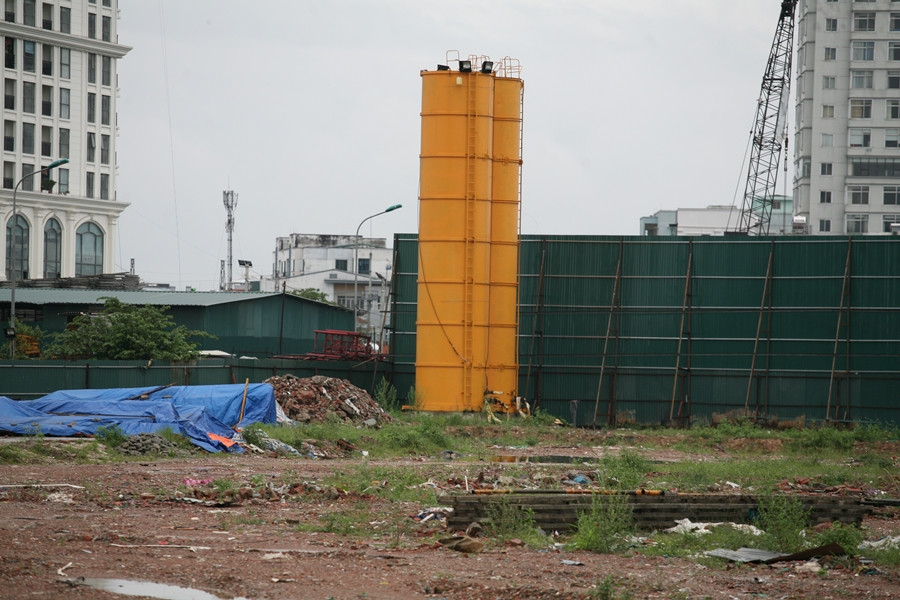 Nhưng thực tế ở thời điểm này mọi hoạt động xây dựng bên trong dự án The Lotus Center dính lùm xùm thi công chưa hoàn thiện các thủ tục pháp lý vẫn chỉ là bãi đất trống.