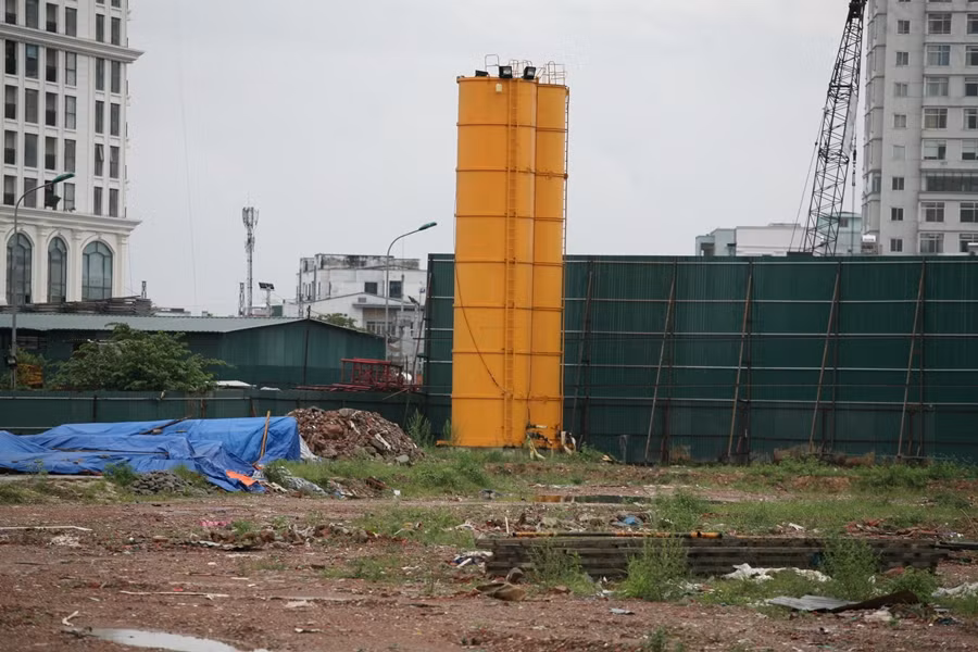 Nhưng thực tế ở thời điểm này mọi hoạt động xây dựng bên trong dự án The Lotus Center dính lùm xùm thi công chưa hoàn thiện các thủ tục pháp lý vẫn chỉ là bãi đất trống.