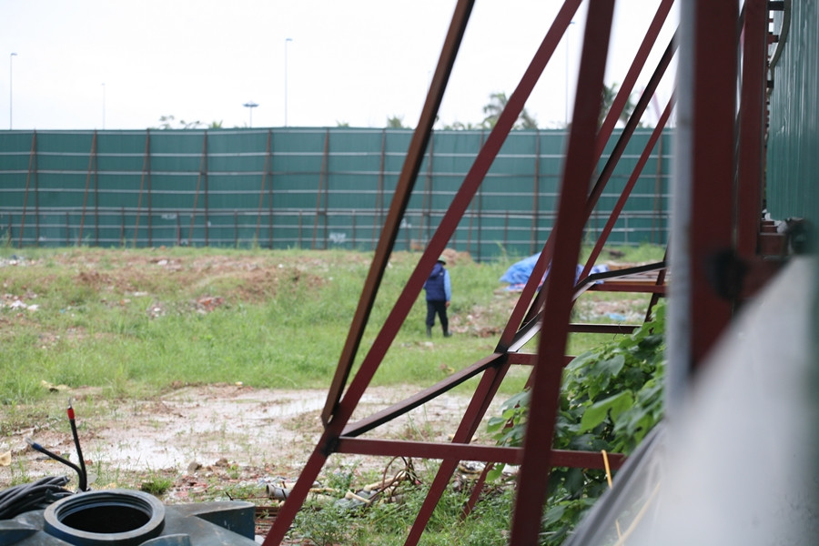 Thấy xuất hiện người lạ, nhân viên bảo vệ "đảo đi đảo lại" liên tục cả bên trong lẫn bên ngoài dự án.