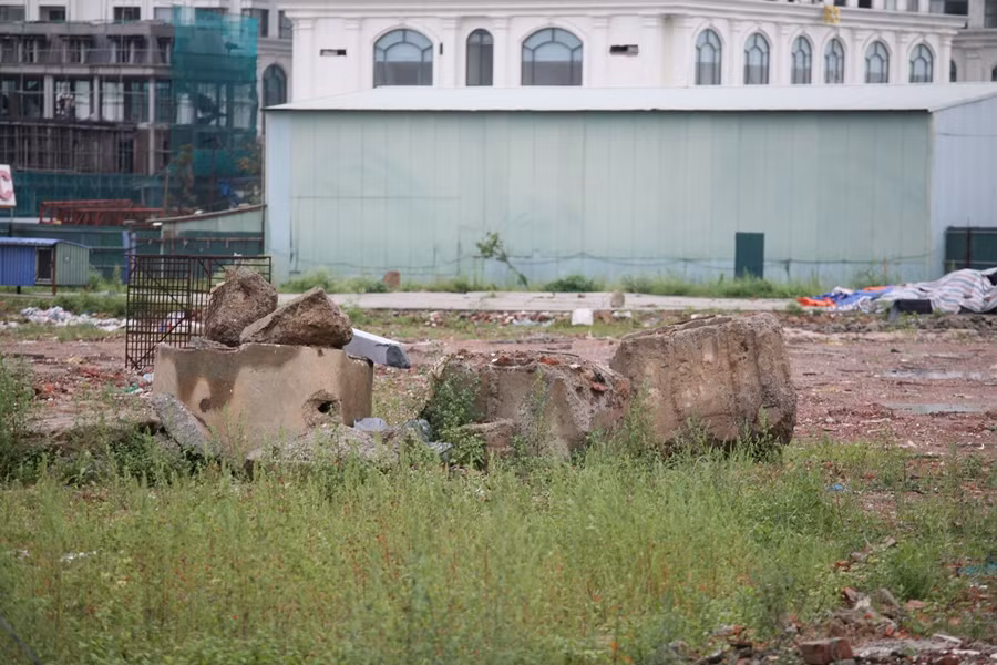 Phế thải xây dựng cùng với cỏ dại mọc um tùm.