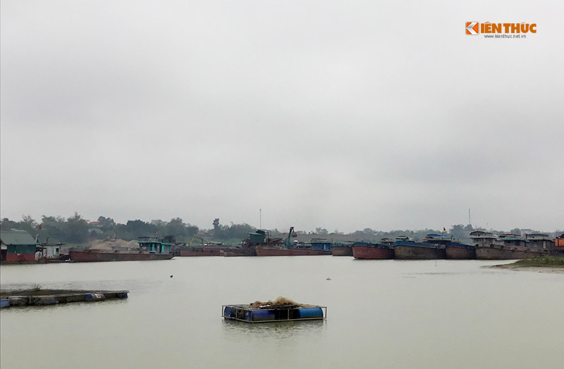 Các thuyền, bè quốc cát "dàn trận" trên sông Lô, đoạn trạm bơm mới của xã Bình Phú khai thác cát rầm rộ cả ngày lẫn đêm.