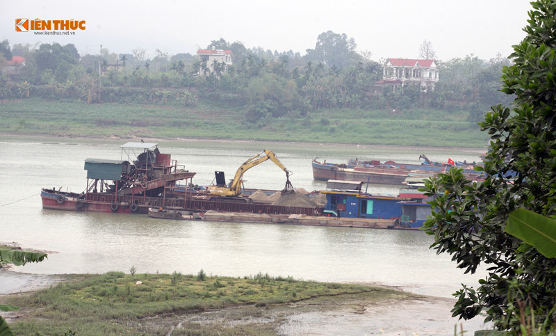 Máy móc "tận hủy" tài nguyên cát trên sông Lô rầm rộ.
