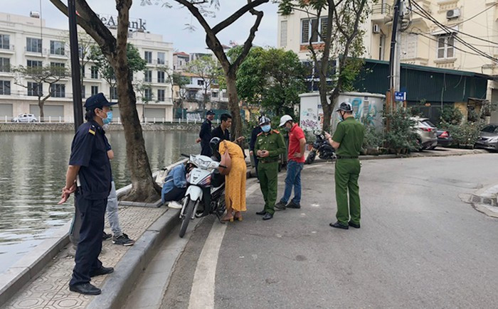 Xu phat them 3 truong hop khong deo khau trang khi ra duong