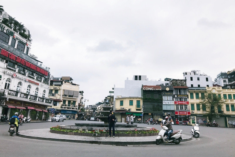 Cố gắng ra đường để chụp bằng được hình ảnh tòa nhà Hàm Cá Mập đóng cửa.