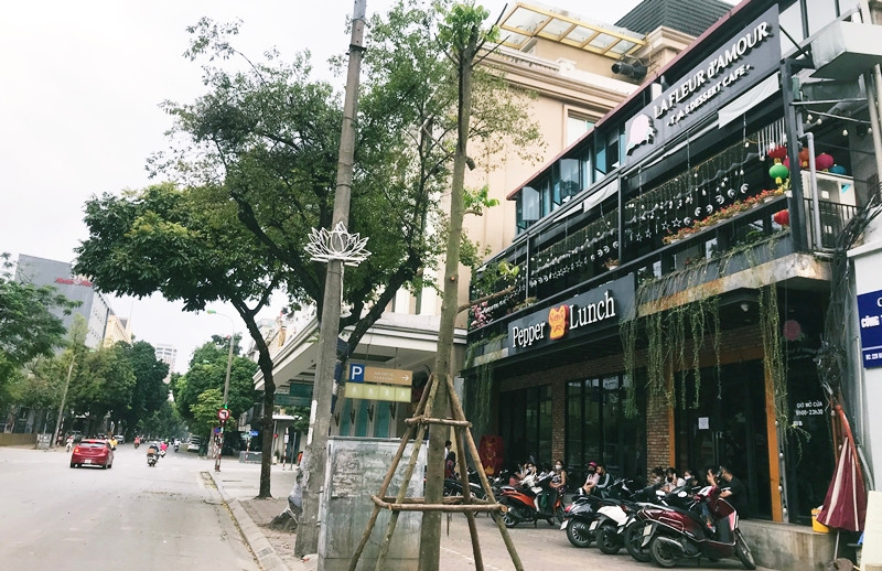 Nhiều người vẫn tụ tập ở Pepper Lunch số 22B Hai Bà Trưng, Hà Nội, ngay cạnh Tràng Tiền Plaza trong sáng 28/3.