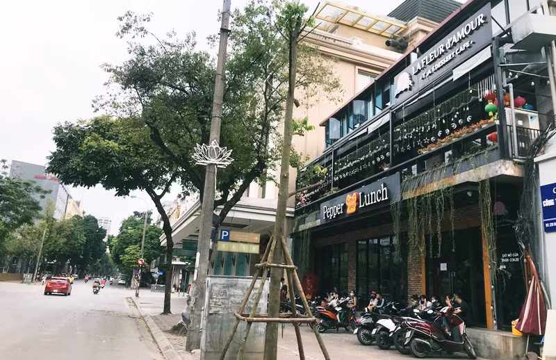 Nhiều người vẫn tụ tập ở Pepper Lunch số 22B Hai Bà Trưng, Hà Nội, ngay cạnh Tràng Tiền Plaza trong sáng 28/3.