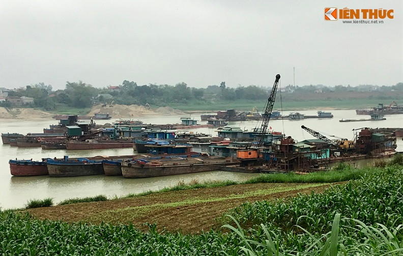 Dat canh tac sat lo vi doanh nghiep “tan huy” tai nguyen cat tren song Lo