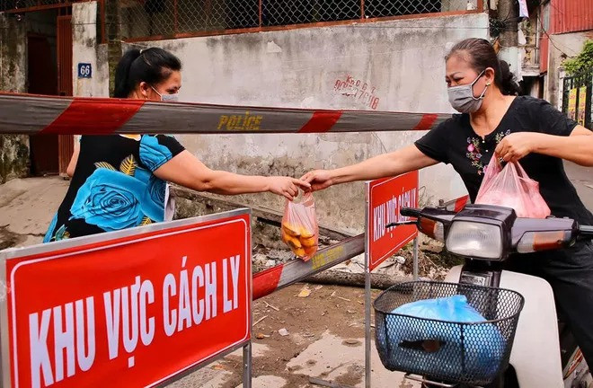 Sáng nay, lực lượng công an phường, dân phòng đã lắp đặt rào chắn. Người dân được cung cấp các nhu yếu phẩm từ bên ngoài vào.