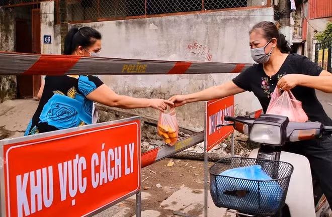 Sáng nay, lực lượng công an phường, dân phòng đã lắp đặt rào chắn. Người dân được cung cấp các nhu yếu phẩm từ bên ngoài vào.