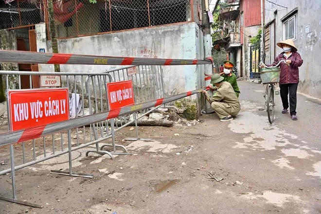 Người này là hướng dẫn viên cho đoàn du khách Anh đi trên chuyến bay VN0054 từ Anh về Nội Bài sáng 2/3, đưa nhóm khách đi Ninh Bình, rồi quay trở về phường Dịch Vọng (quận Cầu Giấy) tiếp xúc với nhiều người.