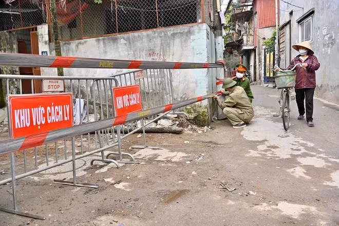 Người này là hướng dẫn viên cho đoàn du khách Anh đi trên chuyến bay VN0054 từ Anh về Nội Bài sáng 2/3, đưa nhóm khách đi Ninh Bình, rồi quay trở về phường Dịch Vọng (quận Cầu Giấy) tiếp xúc với nhiều người.