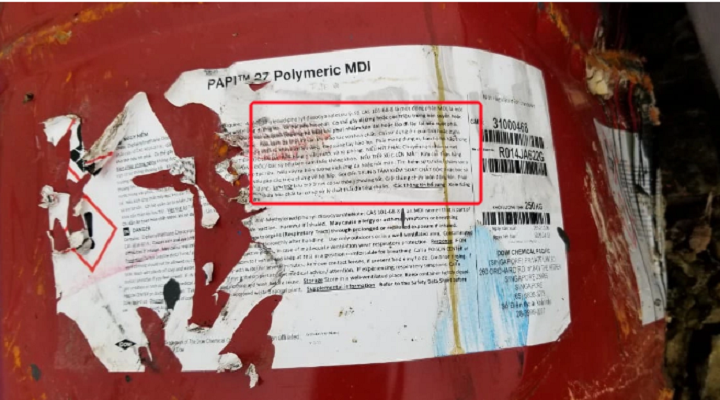 Theo thông tin dán trên một số thùng phi cho thấy cảnh báo: “Có thể gây dị ứng hoặc các triệu chứng hen suyễn… phơi nhiễm kéo dài hoặc lặp đi lặp lại nếu nuốt phải; Phải mang dụng cụ bảo hộ… Nếu hít phải: Chuyển nạn nhân ra nơi… Nếu gặp các triệu chứng về hô hấp: Gọi đến Trung tâm kiểm soát chất động hoặc bác sĩ…”.