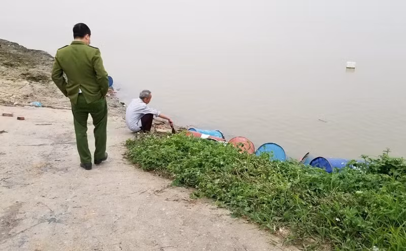 Ngay sau khi phát hiện sự việc, người dân đã thông báo cho chính quyền địa phương. Tuy nhiên, người dân cho biết phải đến gần cuối giờ chiều họ mới thấy lực lượng chức năng đến xem xét? Tuy nhiên, khi báo chí liên hệ với ông Chử Mạnh Thắng - Chủ tịch UBND xã Vạn Phúc thì vị lãnh đạo này lại cho biết: “Chưa nắm được thông tin, sẽ cho Công an xã ra kiểm tra”.