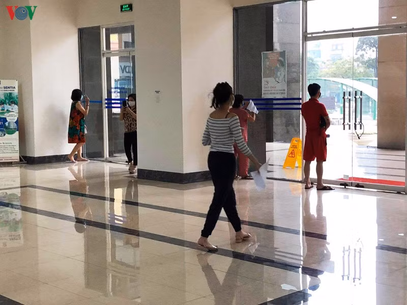 Ha Noi phong toa ca toa nha 34T Hoang DaoThuy vi co 1 nguoi nghi mac Covid-19-Hinh-4