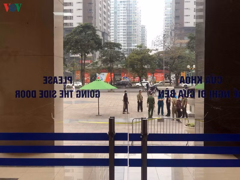 Ha Noi phong toa ca toa nha 34T Hoang DaoThuy vi co 1 nguoi nghi mac Covid-19-Hinh-2