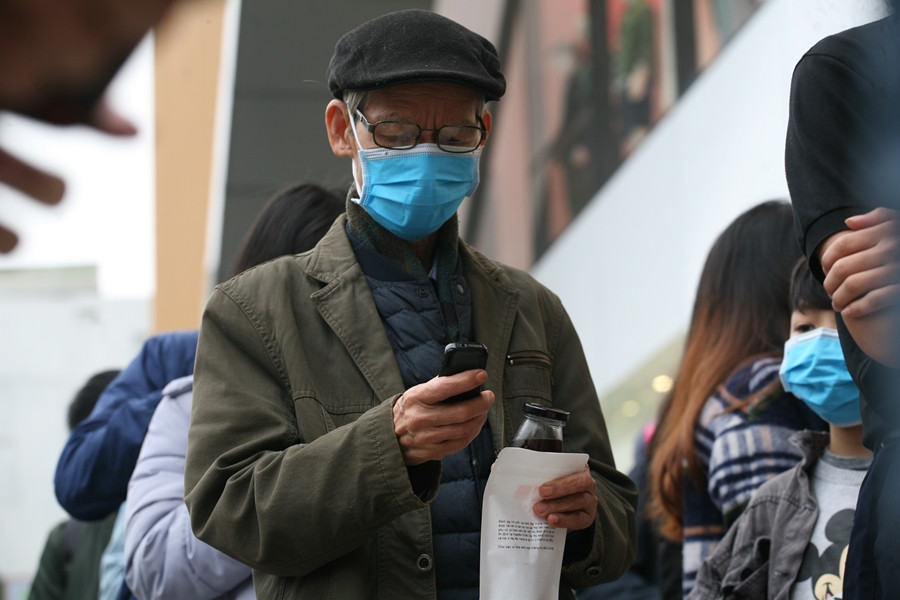 Chia sẻ với PV Kiến Thức, ông Viễn (87 tuổi, Hà Nội) cho biết: "Từ hôm qua tôi đọc báo thấy tin sáng nay cửa hàng này khai trương nên từ sớm đã đi bộ ra đây. Trong nhà tôi các con cháu đều buôn bán hàng Nhật nên tôi khá thích thú với các sản phẩm của Nhật Bản".