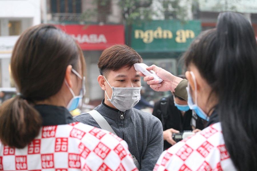 Đề phòng trước diễn biến phức tạp của dịch bệnh SARS-CoV-2/COVID-19, ban tổ chức cửa hàng đã tiến hành kiểm tra thân nhiệt của các khách hàng khi đến đây.