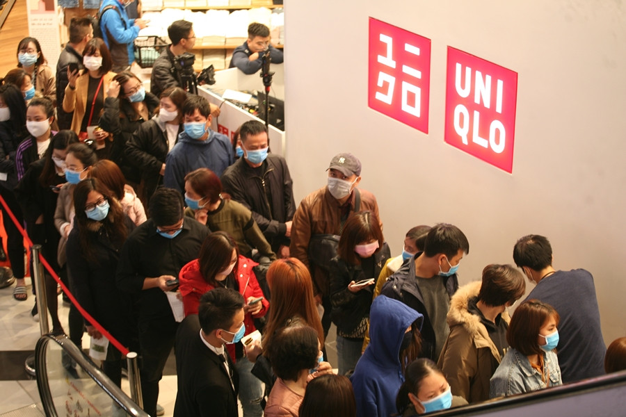 Cửa hàng Uniqlo đầu tiên tại Hà Nội bày bán nhiều sản phẩm của dòng Lifewear đặc trưng dành cho cả nam, nữ, trẻ em thuộc nhiều độ tuổi khác nhau.