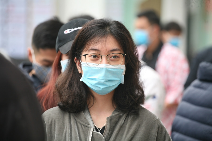 Các tín đồ thời trang Nhật Bản xếp hàng chờ đợi để vào trong cửa hàng Uniqlo.