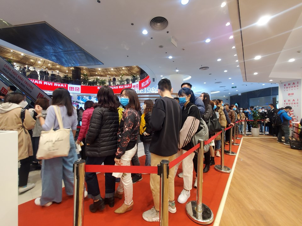 Trong sáng nay, một số khách hàng đến đầu tiên đã may mắn được các nhân viên của Uniqlo tặng quà.
