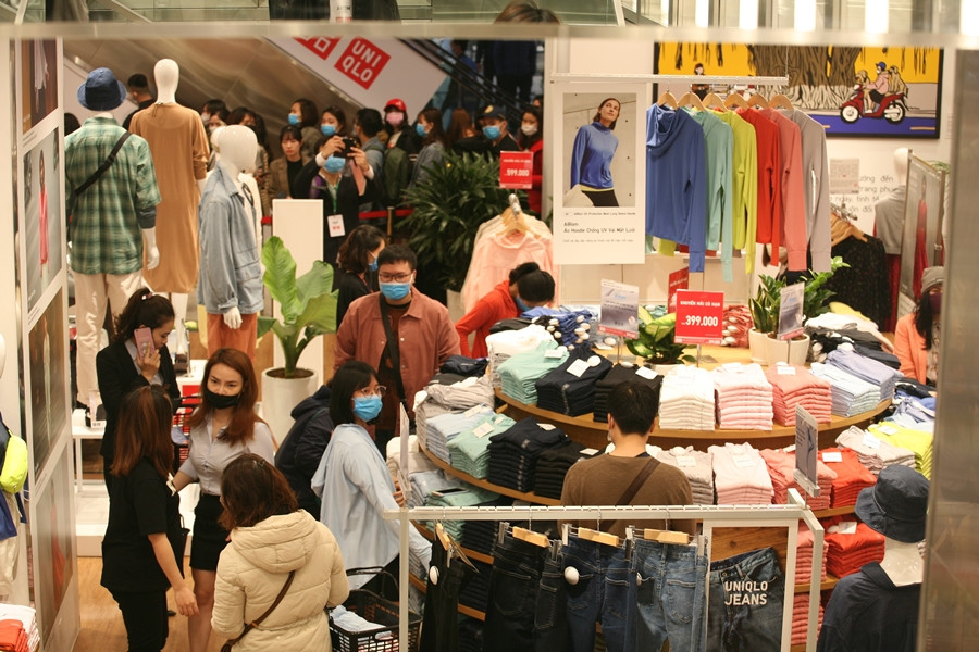 Những khách hàng đầu tiên mua sắm nhộn nhịp.