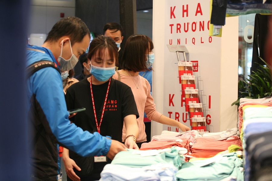 Các nhân viên Uniqlo tư vấn, hướng dẫn khách hàng tỉ mỉ.