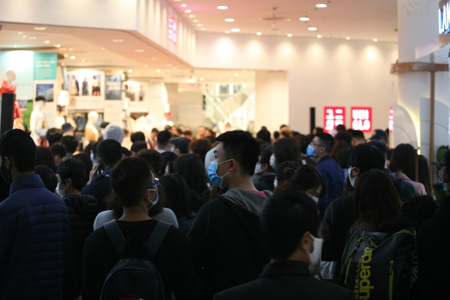 Từ sáng sớm, hàng nghìn người dân Thủ đô đã ùn ùn kéo nhau đến hàng Uniqlo đầu tiên tại Hà Nội trong ngày khai trương.