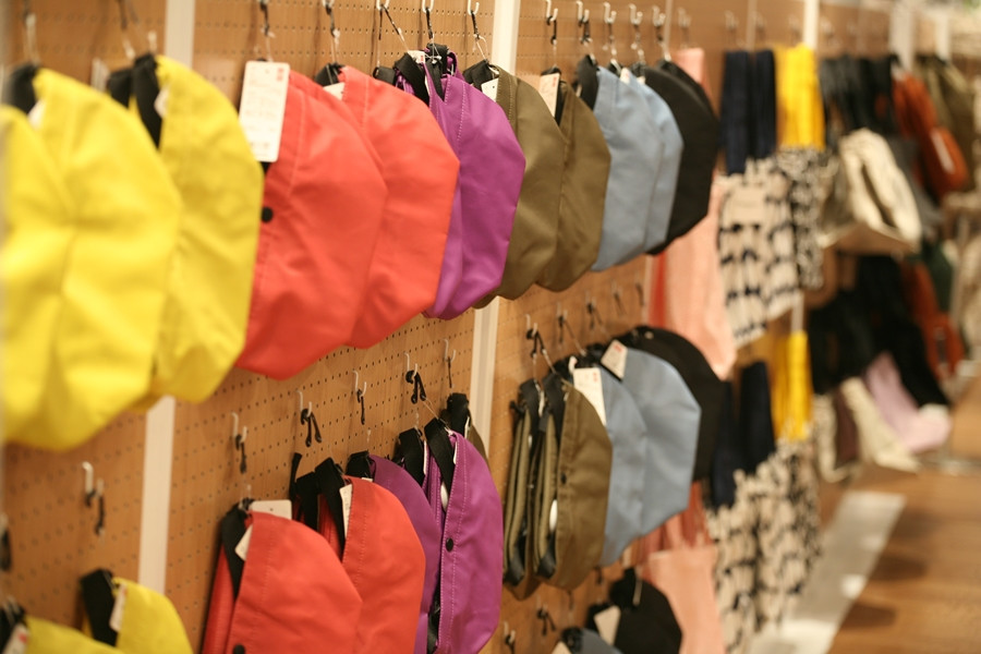 Trước đó, trả lời báo chí, Tổng giám đốc Uniqlo Việt Nam, ông Osamu Ikezoe cho biết, trong 3-5 năm tới sẽ mở nhanh các cửa hàng tại Hà Nội và TP HCM. Hoạt động sản xuất của Uniqlo chủ yếu tại Trung Quốc, nhưng đang tăng cường sản xuất tại Việt Nam, Indonesia, Ấn Độ.