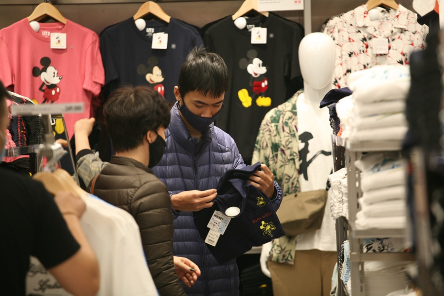 Khá nhiều bạn trẻ thích thú với khu vực bày bán dòng sản phẩm áo phông in hình nổi tiếng của Uniqlo.