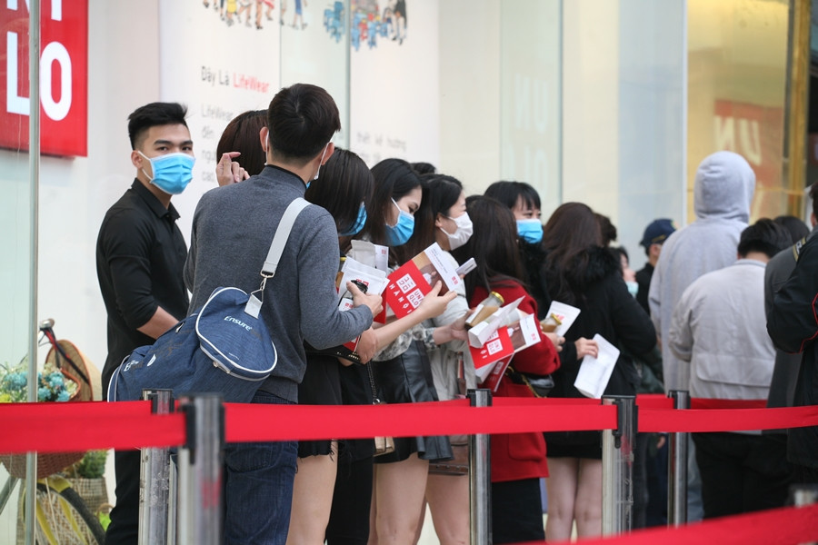 Người dân xếp hàng dài từ ngoài vào bên trong cửa hàng Uniqlo trong ngày khai trương.