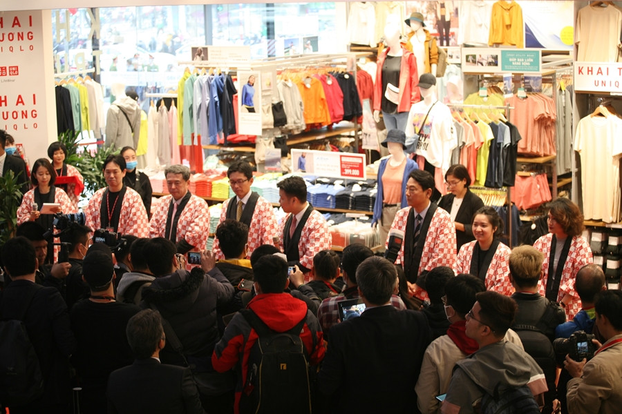 Đúng 9h30 sáng ngày 6/3, lãnh đạo của Fast Retailing, Tập đoàn sở hữu thương hiệu Uniqlo, đã chính thức cắt băng khai trương cửa hàng Uniqlo đầu tiên tại Hà Nội.