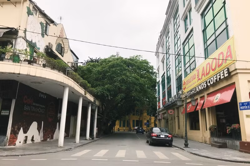 Khung cảnh vắng lặng trên phố Nguyễn Xí giao với phố Tràng Tiền.
