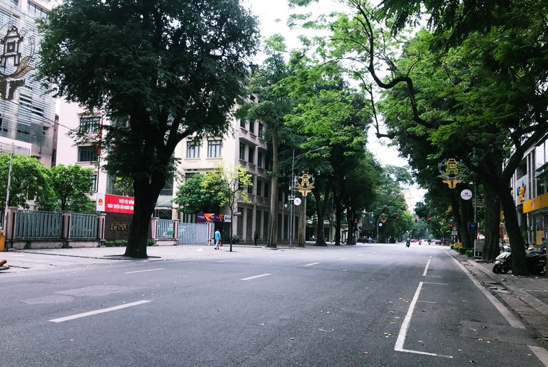 Chỉ đạo của Thủ tướng về việc không tụ tập đông người, đóng cửa các cơ sở kinh doanh không cần thiết để chống dịch Covid-19 được áp dụng từ 28/3 đến hết 15/4, nên không còn còn cảnh tượng xe cộ tấp nập, buôn bán nhộn nhịp trên các tuyến phố Hà Nội trong sáng nay (28/3).