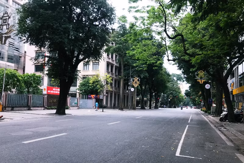 Chỉ đạo của Thủ tướng về việc không tụ tập đông người, đóng cửa các cơ sở kinh doanh không cần thiết để chống dịch Covid-19 được áp dụng từ 28/3 đến hết 15/4, nên không còn còn cảnh tượng xe cộ tấp nập, buôn bán nhộn nhịp trên các tuyến phố Hà Nội trong sáng nay (28/3).
