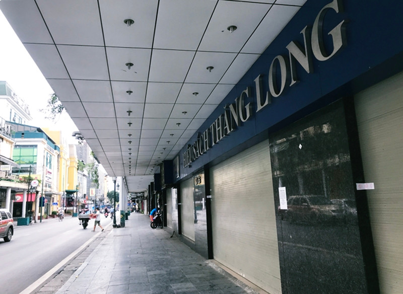 Nhiều người dân Thủ đô ý thức được việc không được tụ tập quá đông tại nơi công cộng, chỉ ra ngoài khi cần thiết để phòng chống dịch Covid-19 đang diễn biến phức tạp.