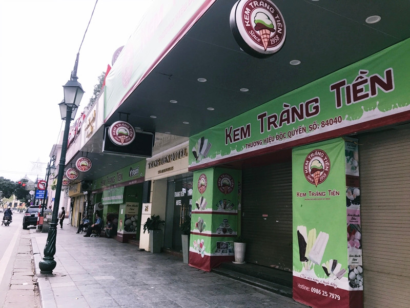 Trong khi hàng loạt cơ sở kinh doanh ở khu vực trung tâm Hà Nội đều đã đóng cửa, thì trong sáng nay kem Tràng Tiền Hà Nội vẫn mở một cửa để người dân vào mua kem mang về.